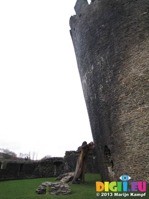 SX33190 Wooden man holding up Caerphilly Castle tower